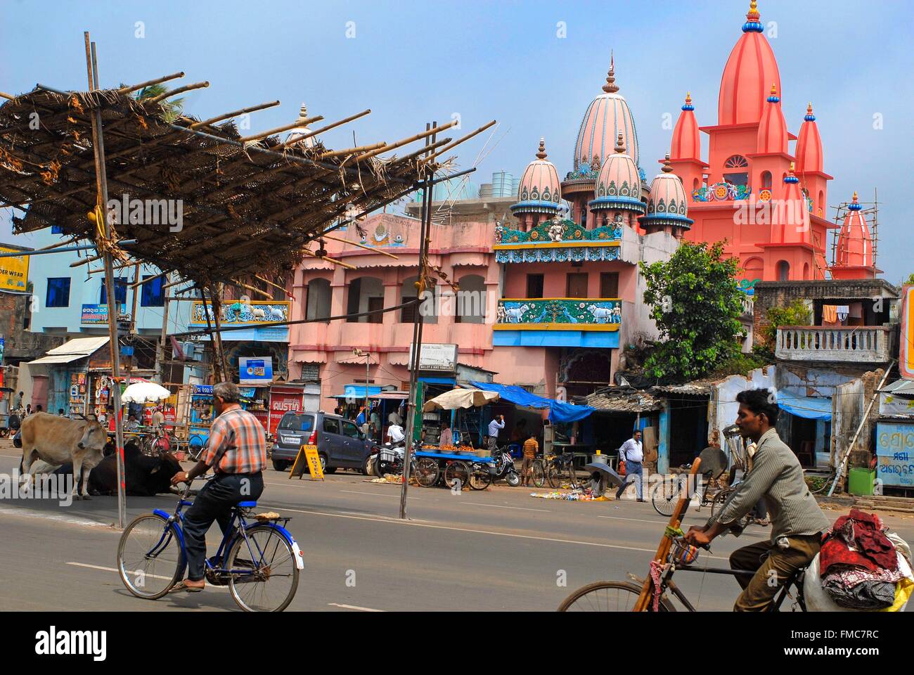 L'Inde, l'Odisha, Puri. l'immense avenue sur laquelle des milliers d'pilgrimers viennent à regarder Rathayatra, le réservoir est parti en honneur de Banque D'Images