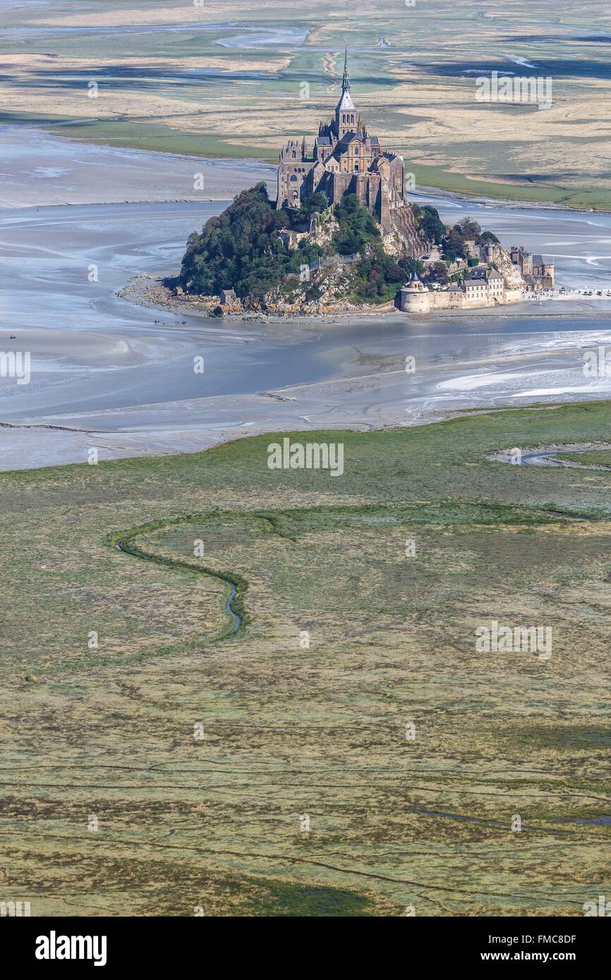 France, Manche, Le Mont Saint Michel, classé au Patrimoine Mondial de l'UNESCO (vue aérienne) Banque D'Images