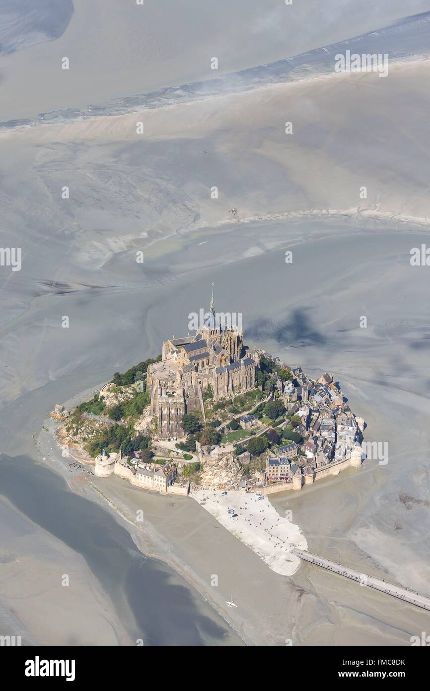 France, Manche, Le Mont Saint Michel, classé au Patrimoine Mondial de l'UNESCO, le mont à marée basse (vue aérienne) Banque D'Images
