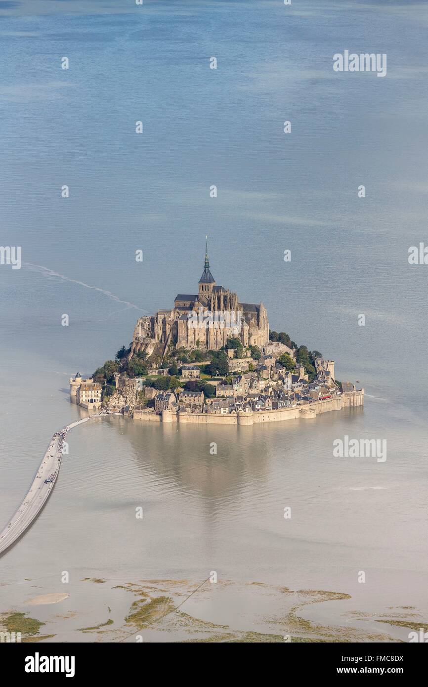 France, Manche, Le Mont Saint Michel, classé au Patrimoine Mondial de l'UNESCO, le mont à marée haute (vue aérienne) Banque D'Images