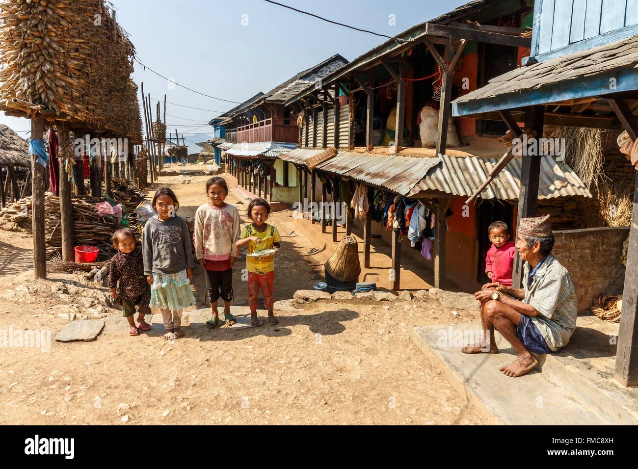 Le Népal, Gandaki zone, Ramkot, kids in a street Banque D'Images