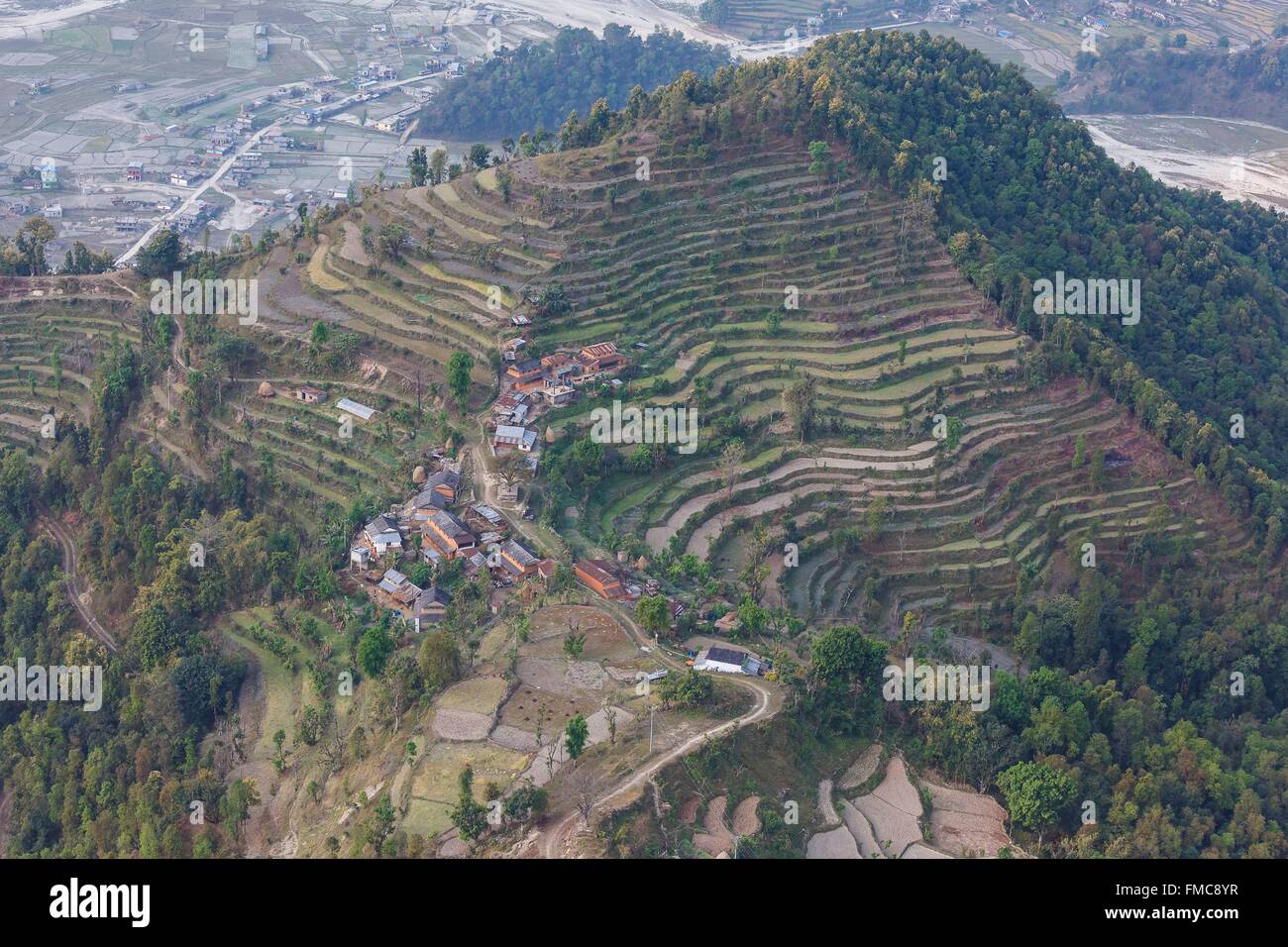 Le Népal, Gandaki zone, Pokhara, Kaskikot village et les rizières en terrasse (vue aérienne) Banque D'Images