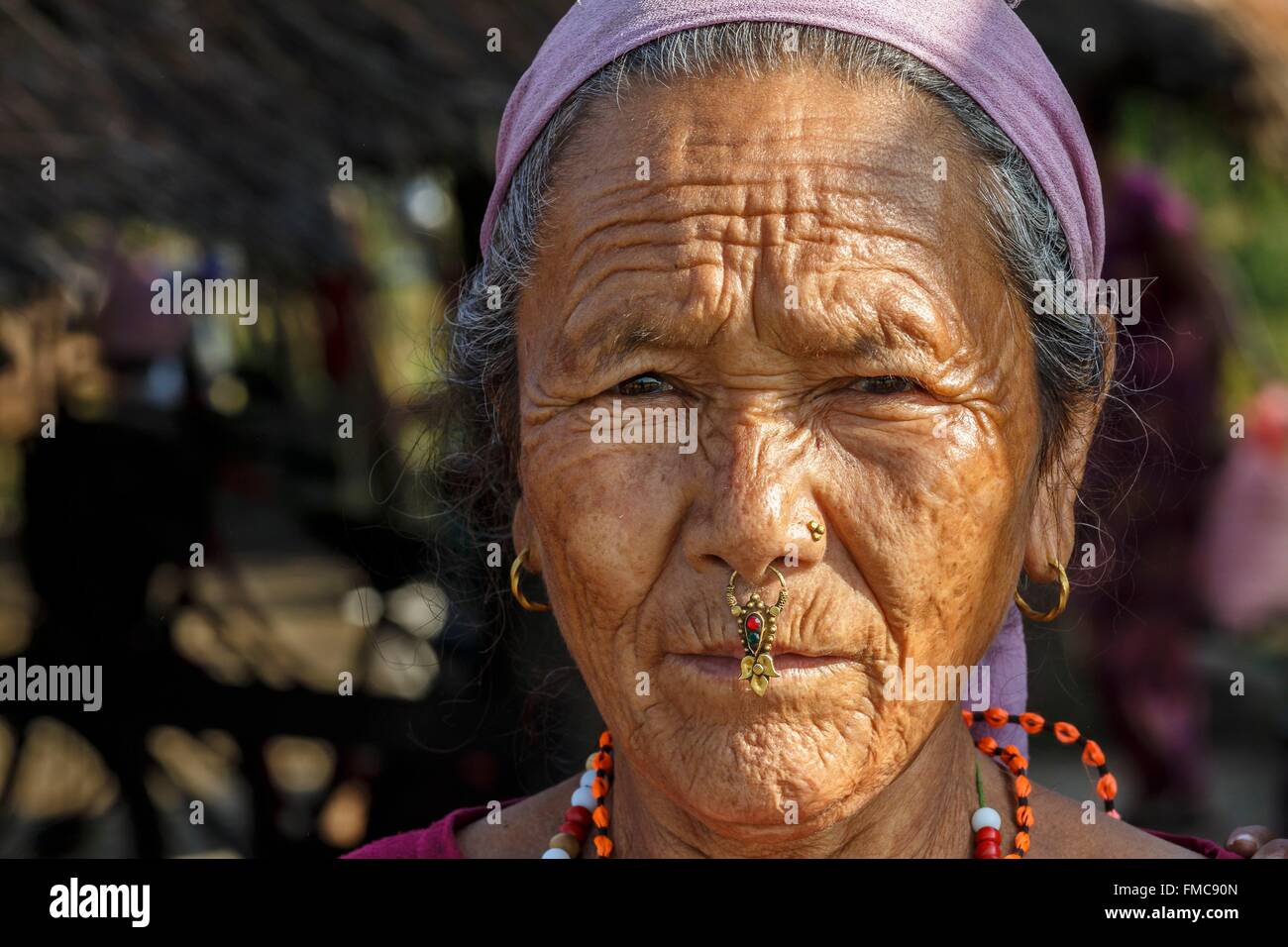 Le Népal, zone Narayani, Chitwan, vieille femme portrait Banque D'Images