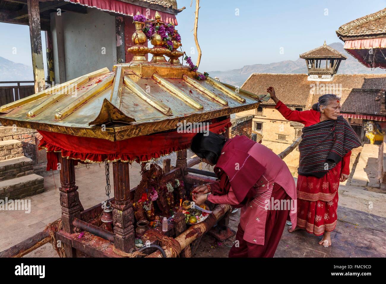 Le Népal, zone Bagmati, Nuwakot, femme en faisant des offrandes à Bhairabi rath Banque D'Images