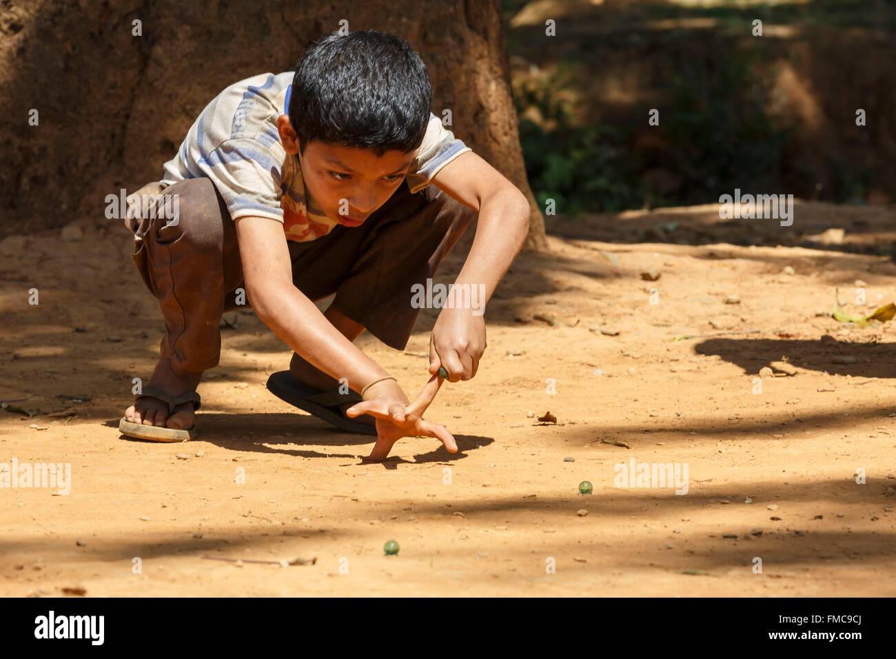 Le Népal, zone Bagmati, Nuwakot, kid jouer aux billes Banque D'Images