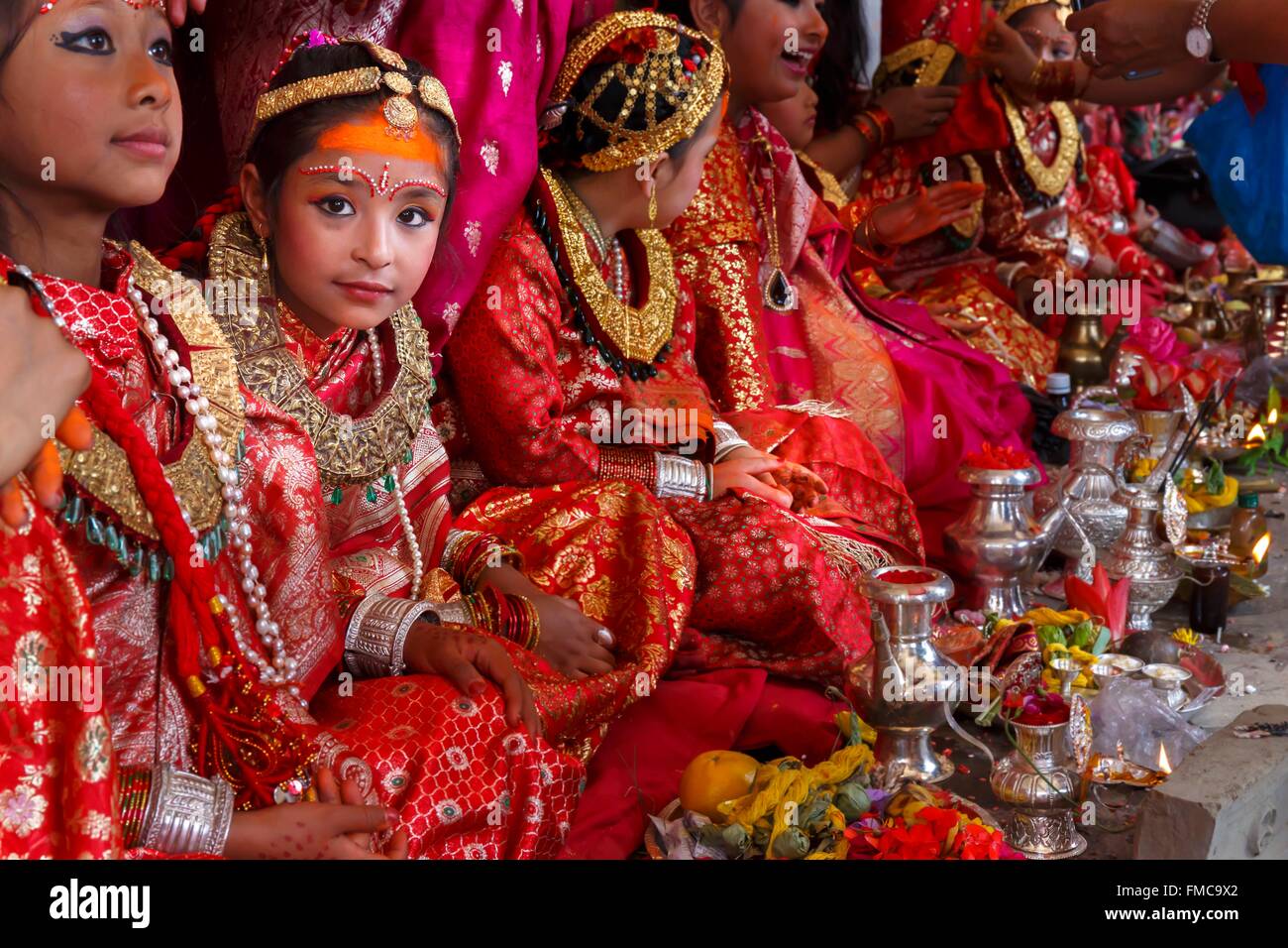 Le Népal, zone Bagmati, Bhaktapur, jeunes filles lors de la cérémonie de mariage Bel Bibaha (avec fruits, Siva bael symbole) Banque D'Images