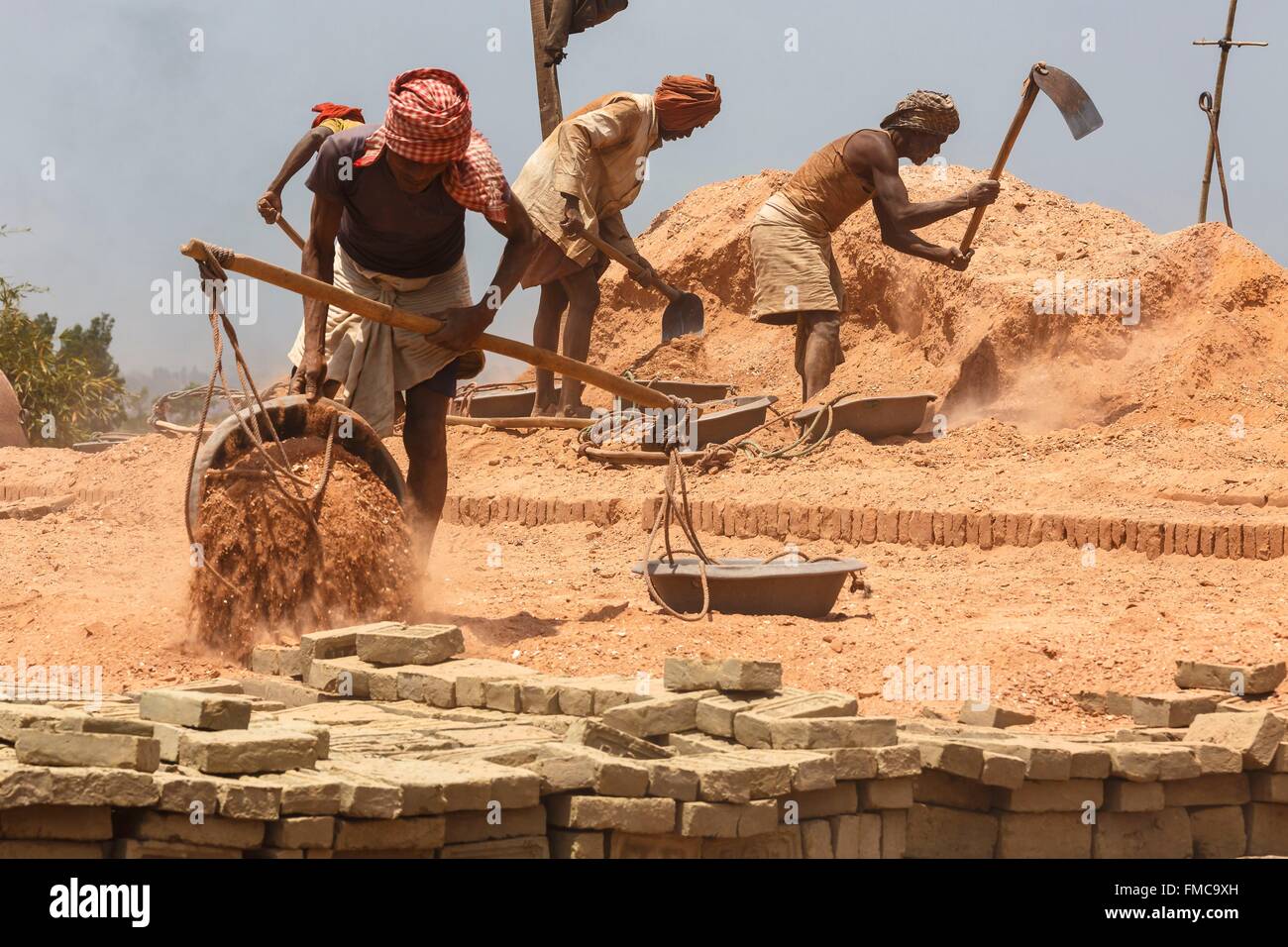Le Népal, zone Bagmati, Bhaktapur, les travailleurs de la préparation du four en brique Banque D'Images