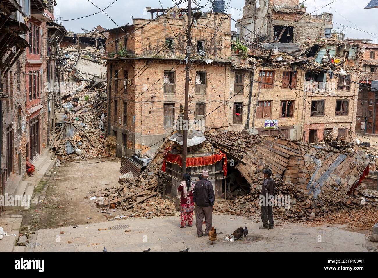 Le Népal, zone Bagmati, Bhaktapur, inscrite au Patrimoine Mondial de l'UNESCO, le 25 avril 2015, séisme népalais devant les ruines de Banque D'Images
