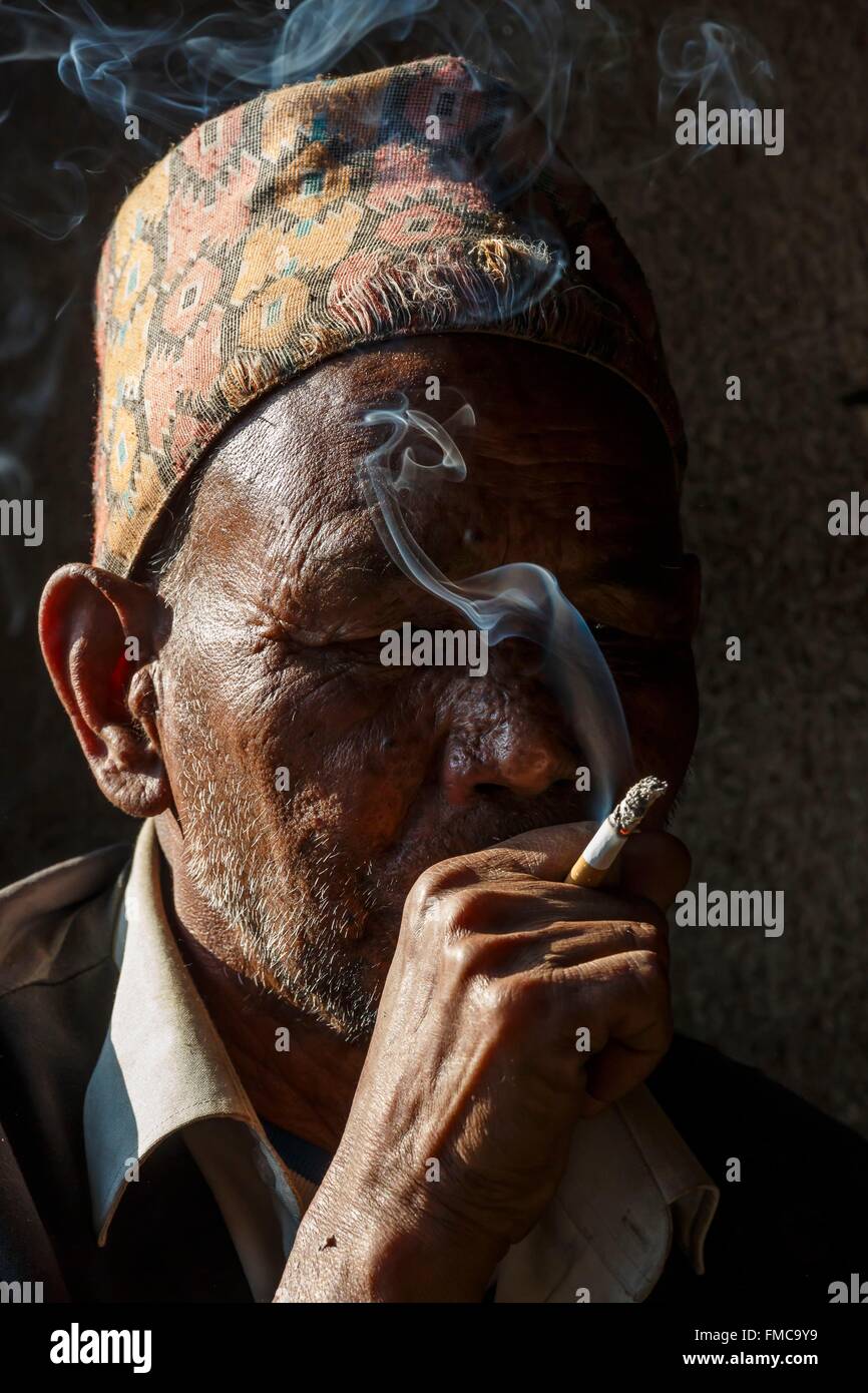 Le Népal, zone Bagmati, Bhaktapur, fumeurs man portrait Banque D'Images