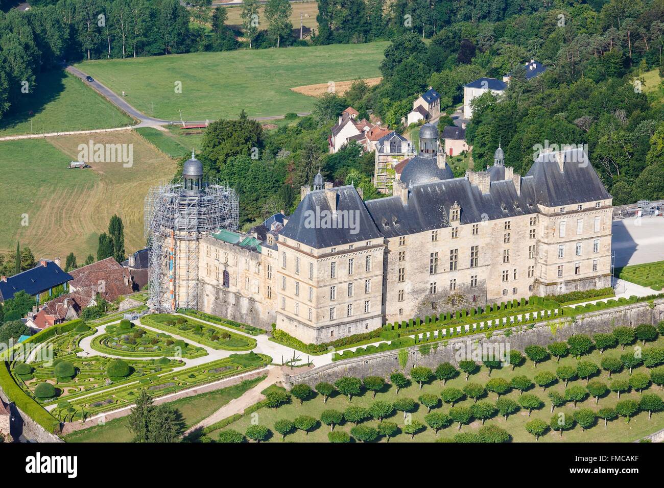 France, Dordogne, Hautefort, le Château (vue aérienne) Banque D'Images