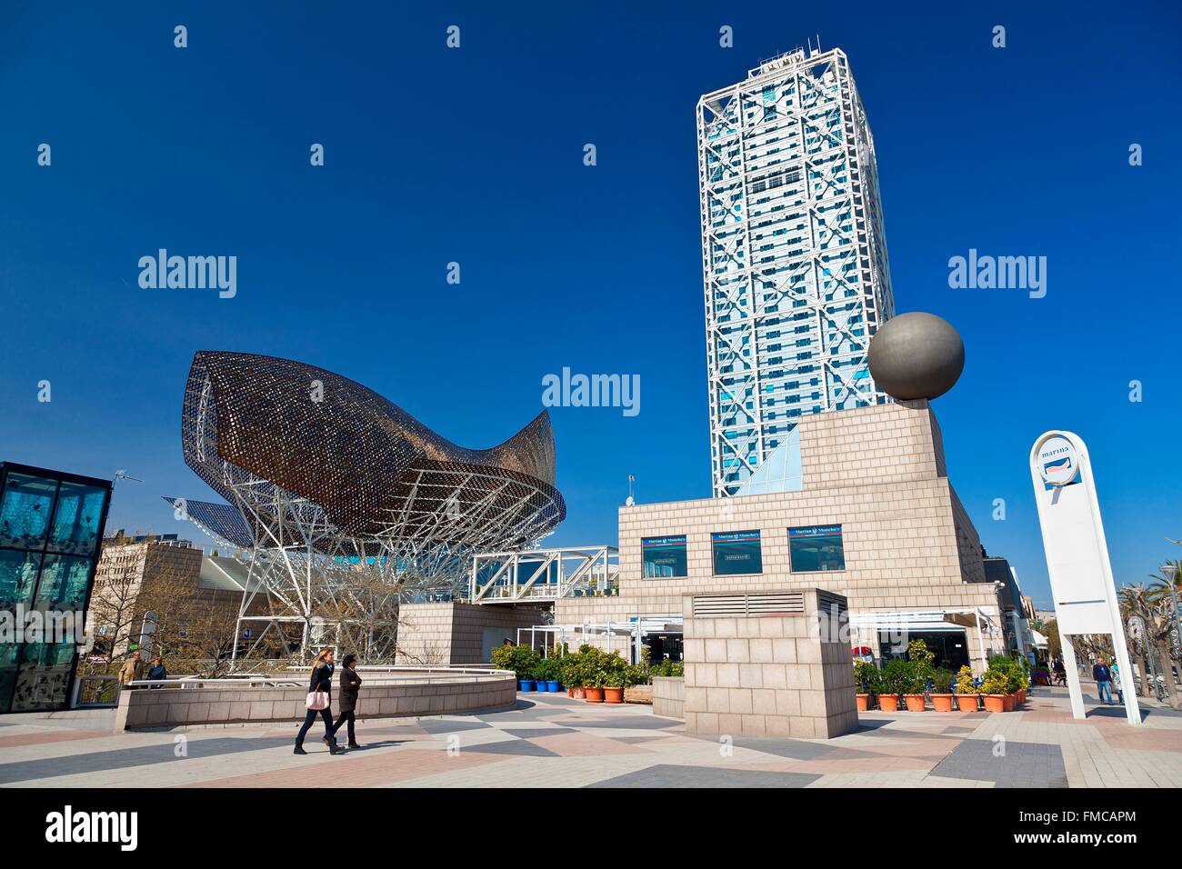 Espagne, Catalogne, Barcelone, Peix ou Balena (baleine) sculpture par l'architecte américain Frank Owen Gehry, vue depuis le Banque D'Images
