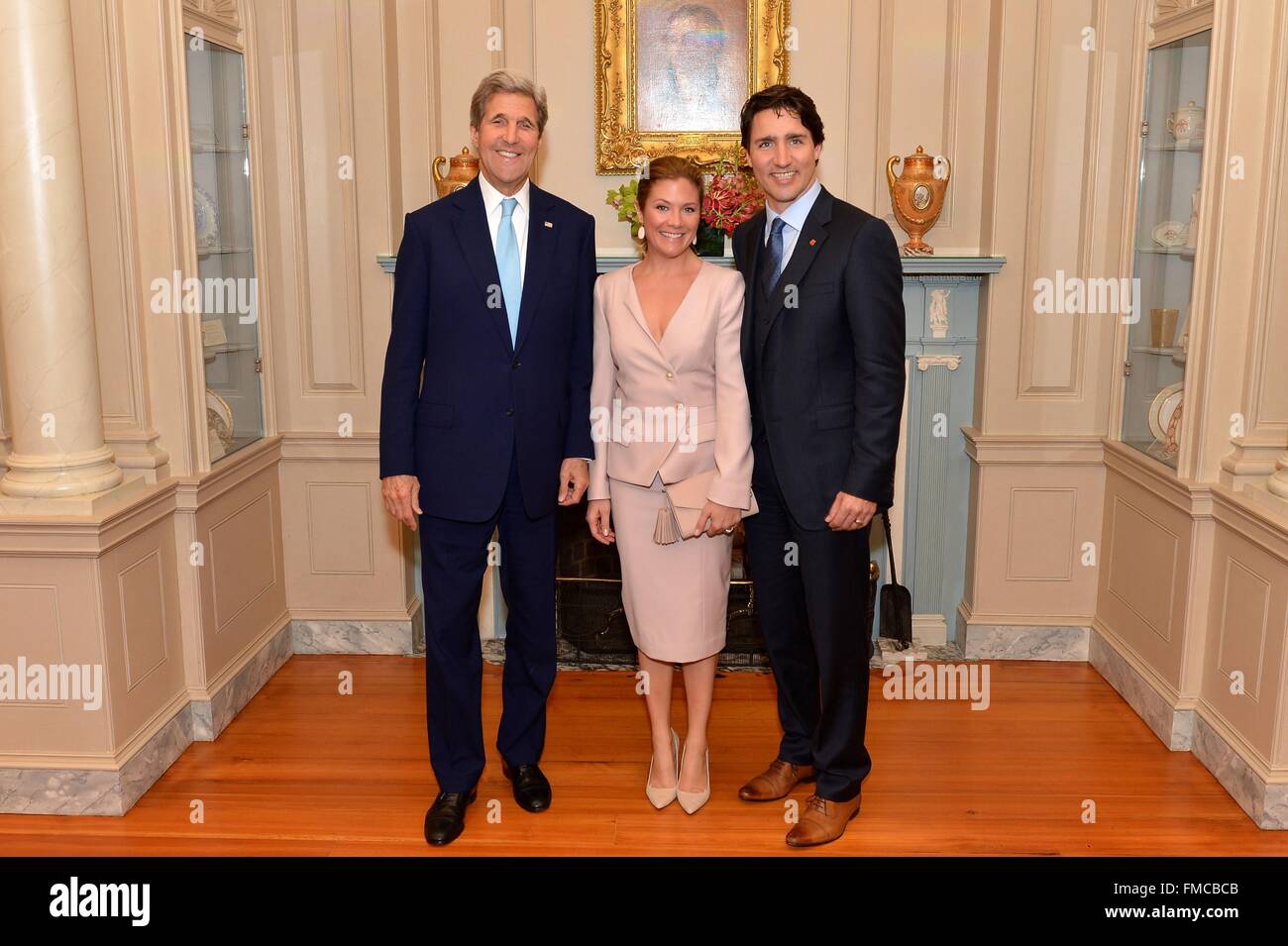 Le secrétaire d'Etat John Kerry pose pour une photo avec le premier ministre du Canada, Justin Trudeau et de la Première Dame Sophie Trudeau Gregoire au département d'Etat avant un déjeuner d'État en leur honneur le 10 mars 2016 à Washington, DC. C'est la première visite d'état d'un premier ministre canadien en 20 ans. Banque D'Images