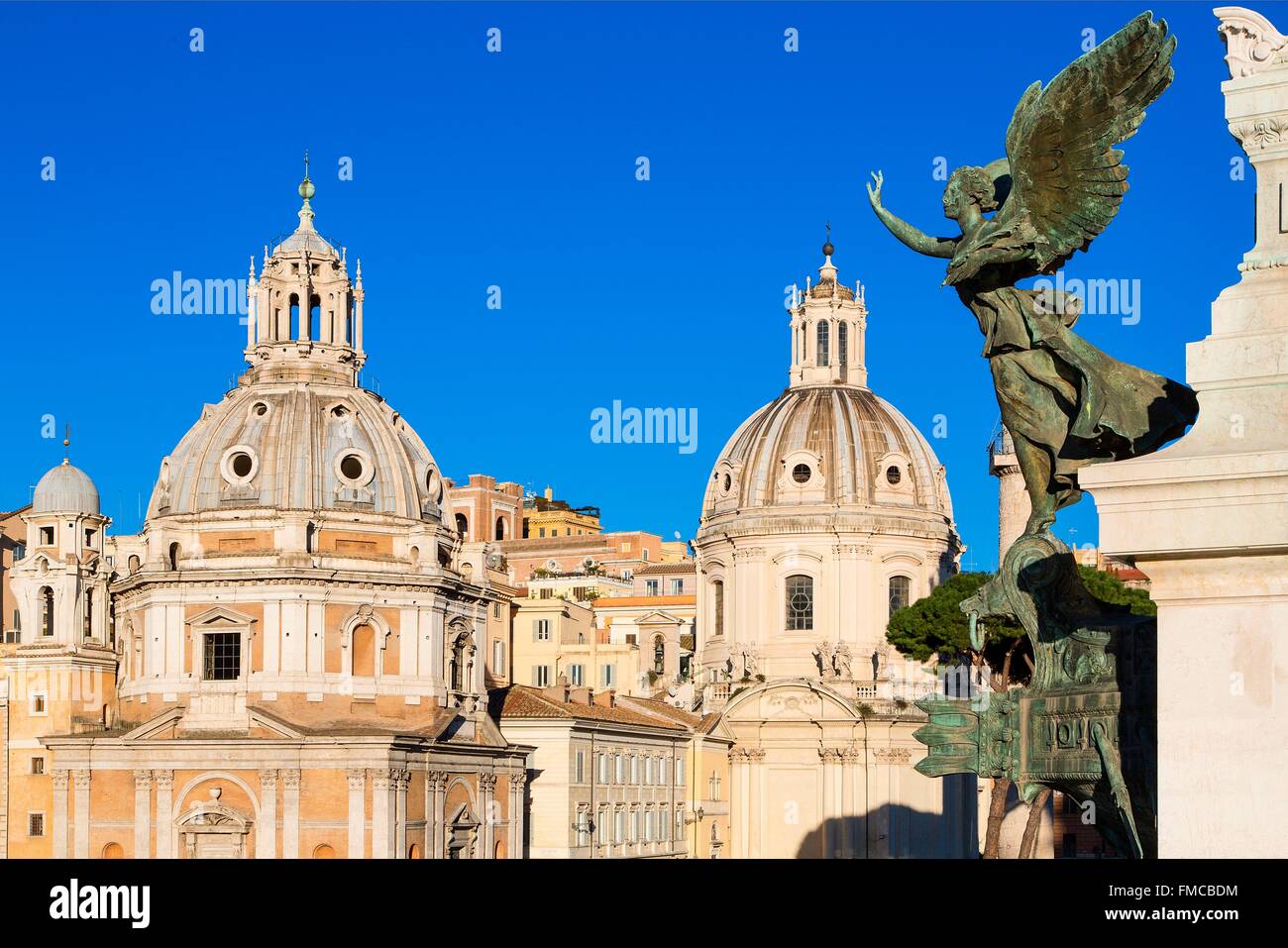 L'Italie, Lazio, Rome, centre historique classé au Patrimoine Mondial par l'UNESCO, la colonne de Trajan et les coupoles de Santissimo Banque D'Images