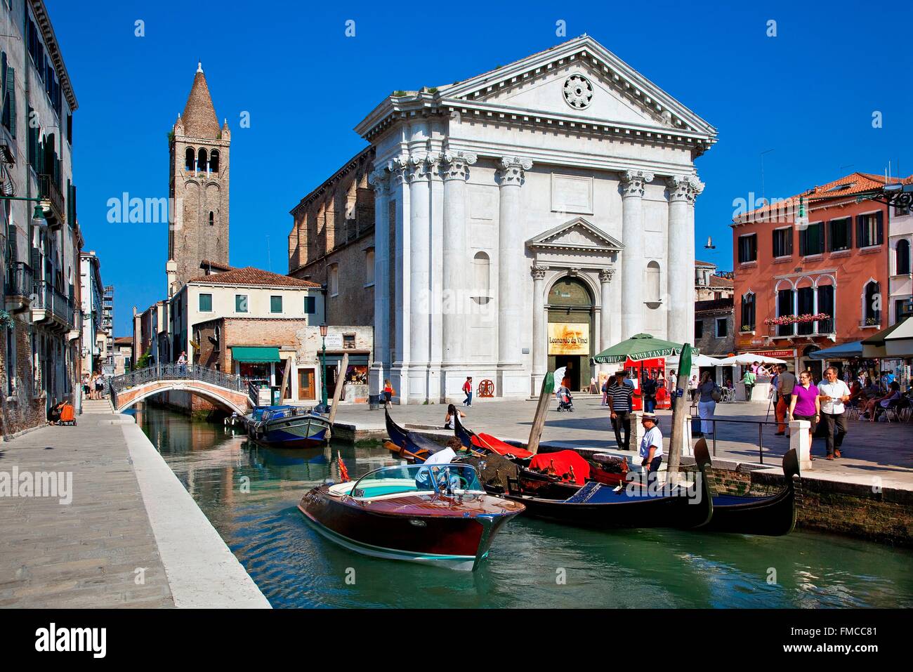 Italie, Vénétie, Venise, Canal et l'église Banque D'Images