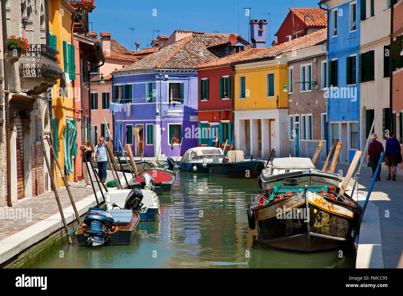 Italie, Vénétie, Venise, bateaux colorés et des maisons de canal à Burano Banque D'Images