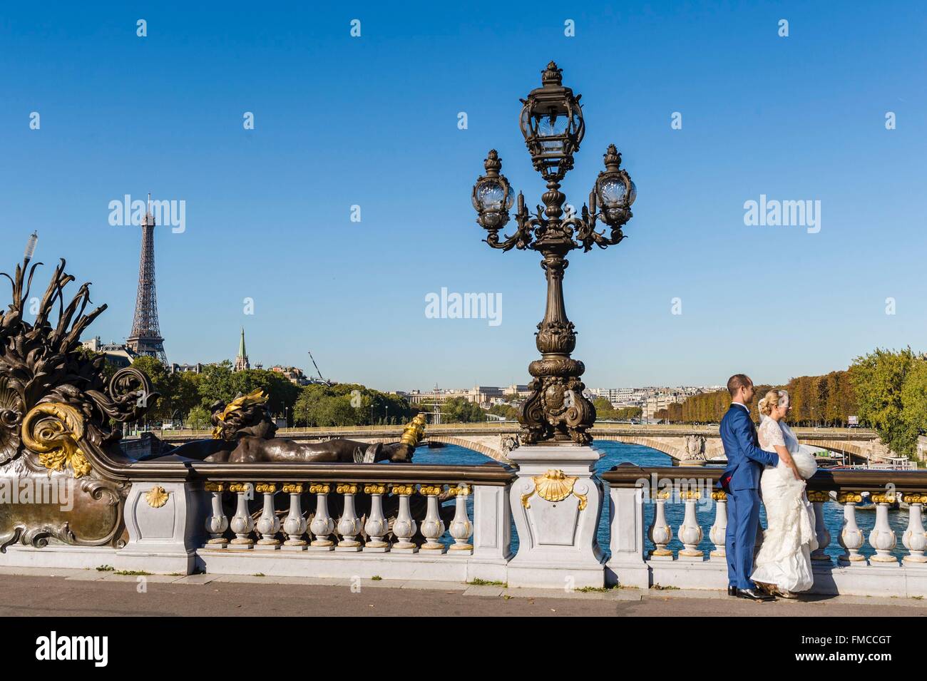 France, Paris, région classée au Patrimoine Mondial de l'UNESCO, le pont Alexandre III et la Tour Eiffel Banque D'Images