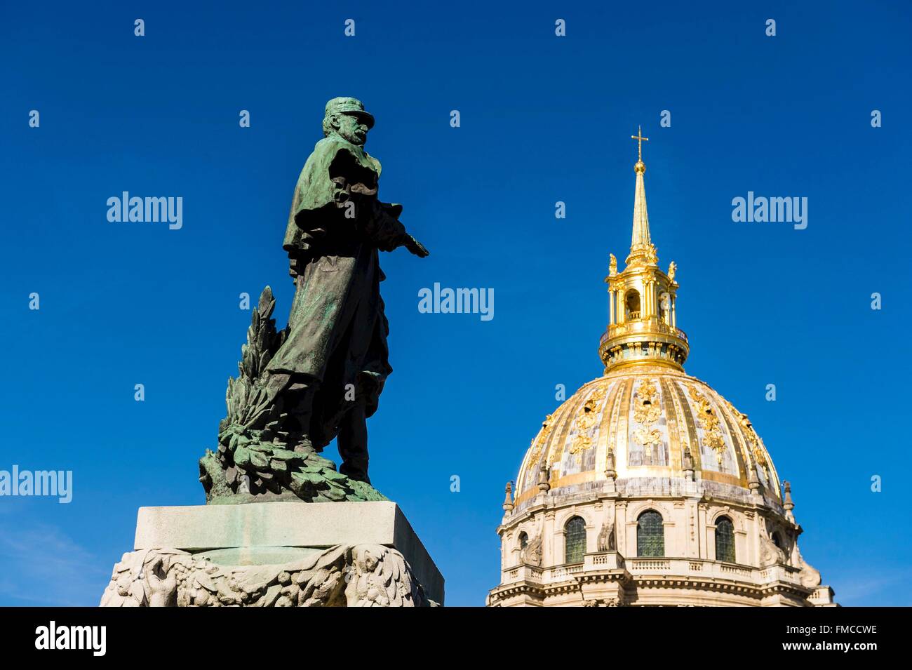 France, Paris, région classée au Patrimoine Mondial de l'UNESCO, la Cathédrale Saint Louis des Invalides, Marechal Gallieni statue Banque D'Images