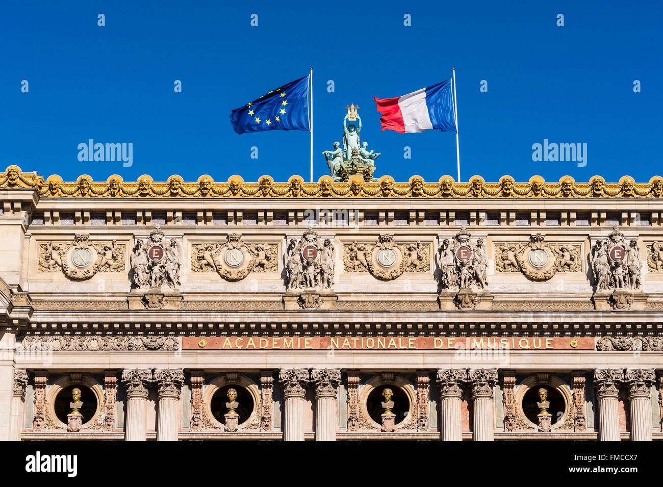 France, Paris, Opéra Garnier, détail de la façade principale et le toit Banque D'Images