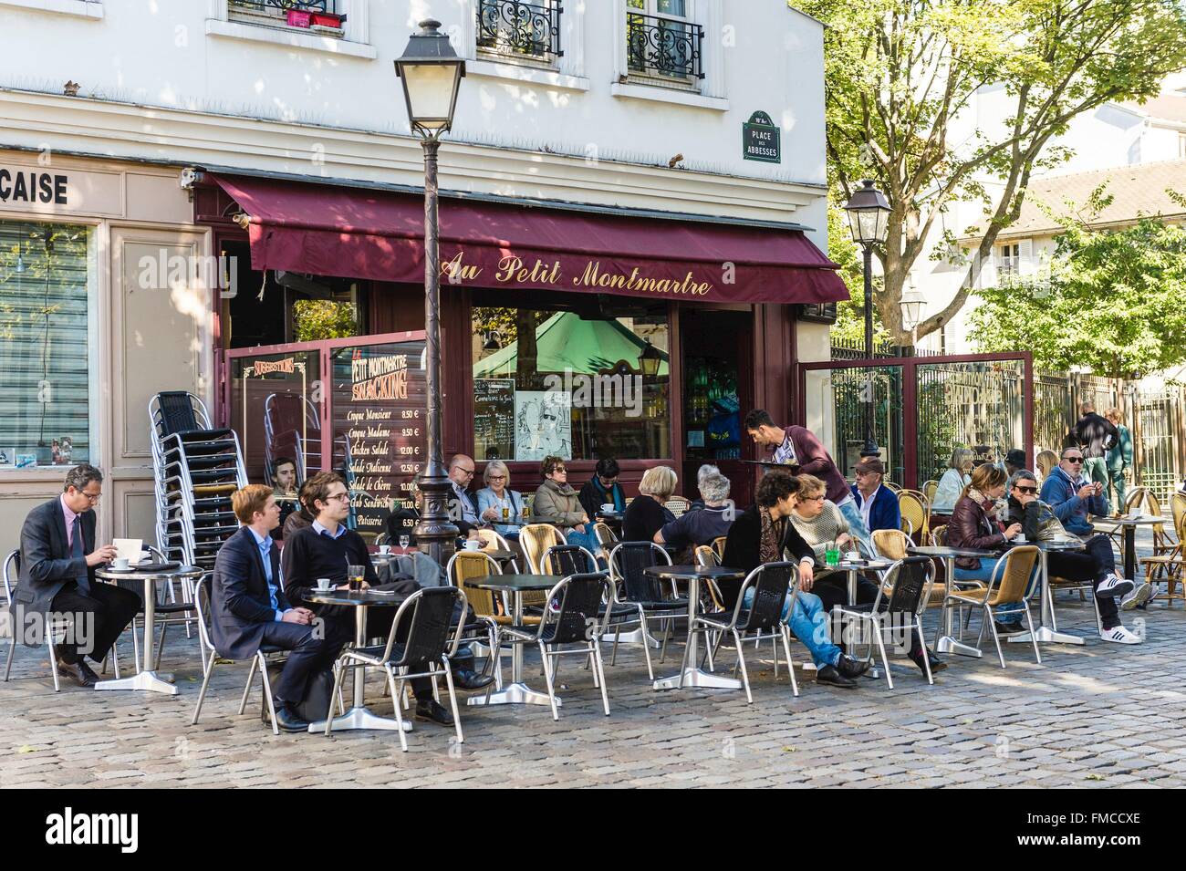 France, Paris, Montmartre, abbesses square, terrasse du café au petit Montmartre Banque D'Images