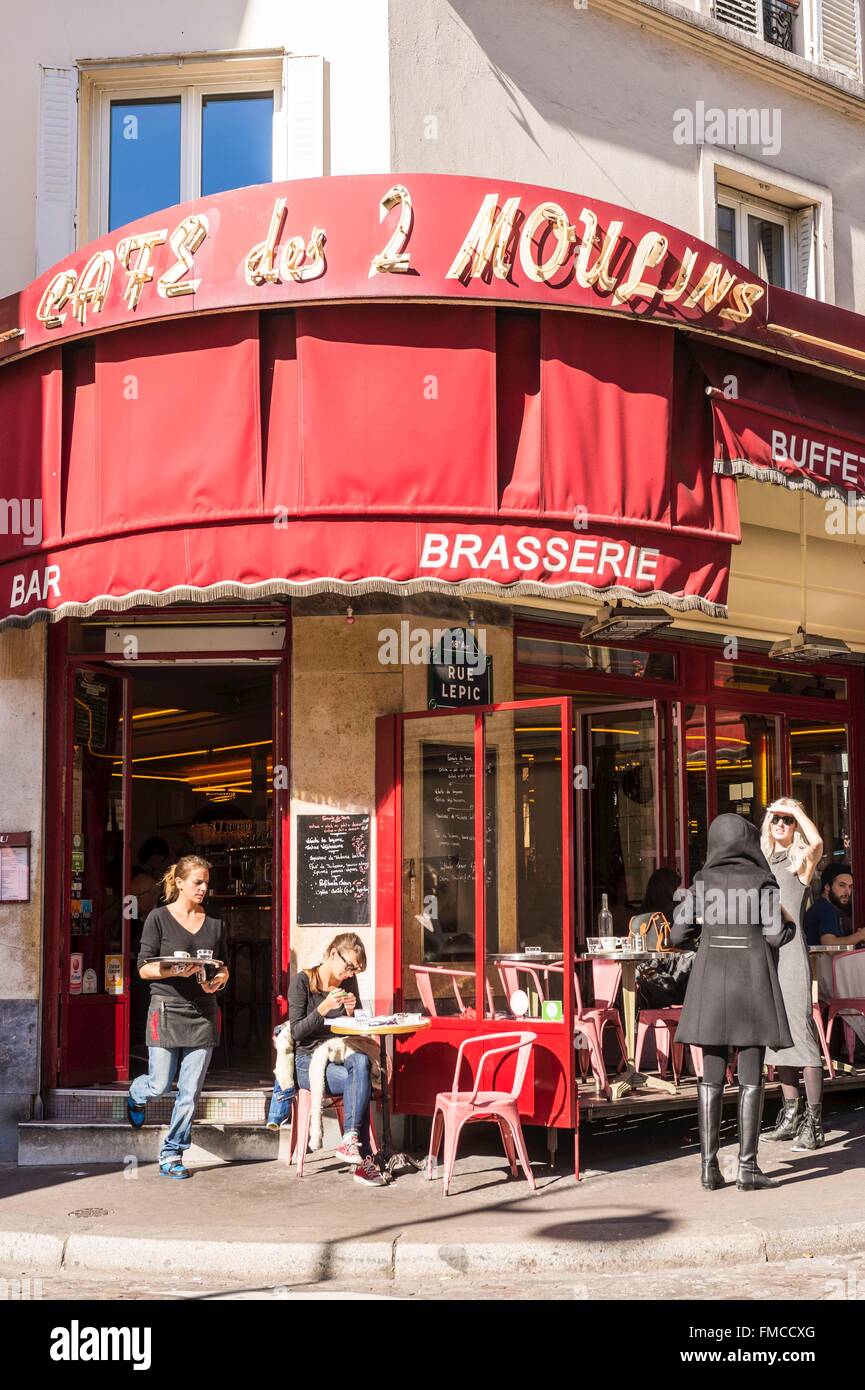 France, Paris, Montmartre, la rue Lepic, terrasse du café des Moulins Banque D'Images