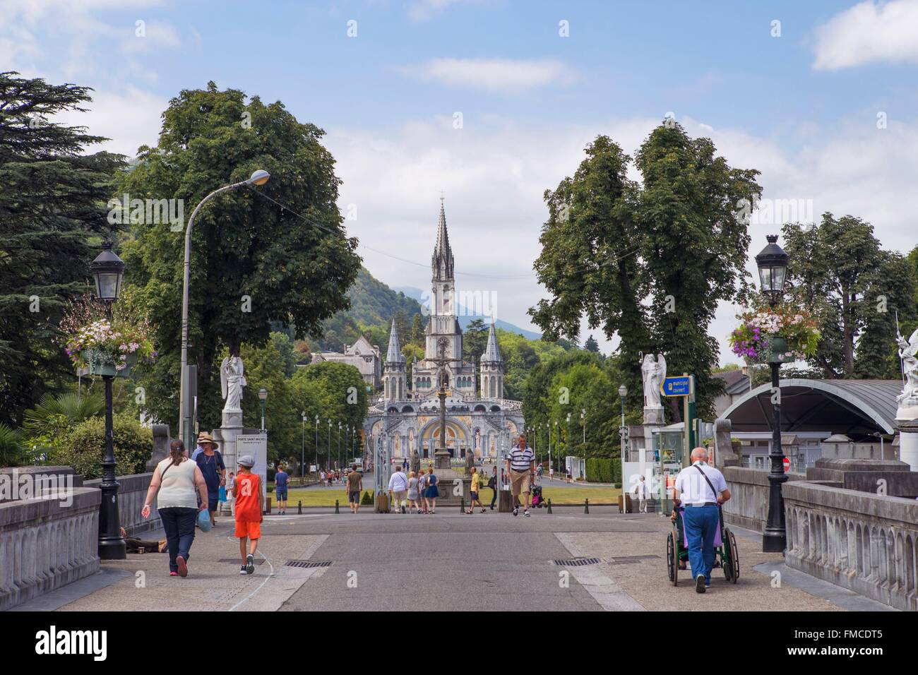 France, Hautes Pyrenees, Lourdes, sanctuaire de Notre Dame de Lourdes depuis le pont traversant le Gave de Pau Banque D'Images