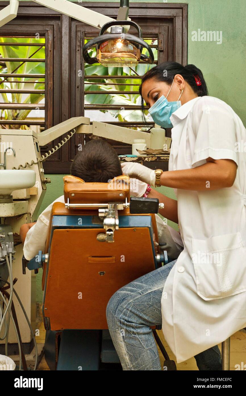 Cuba, Ciego de Avila, Moron, jeune pionnier dans le fauteuil du dentiste  Photo Stock - Alamy