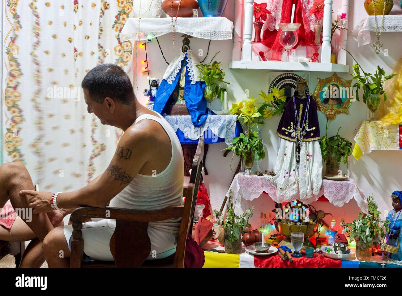 Cuba, Holguin, Gibara, Christs, vierges et ex voto dans un appartement Banque D'Images