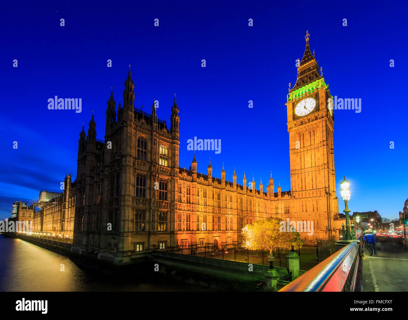 Voyageant dans le célèbre Big Ben, London, Royaume-Uni autour de Twilight Banque D'Images
