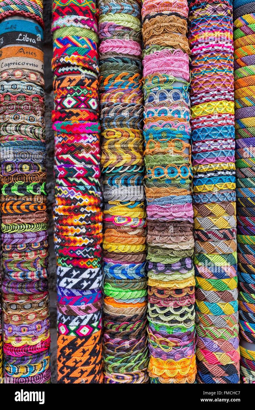 Pérou, Cusco, Cusco, province inscrite au Patrimoine Mondial de l'UNESCO, bracelets vente Banque D'Images