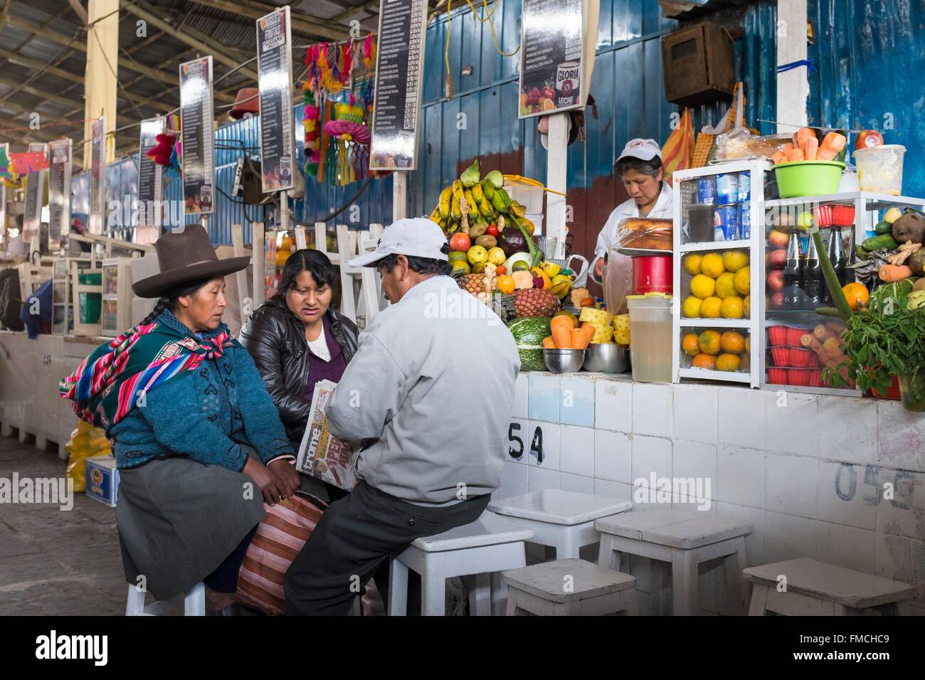 Pérou, Cusco, Cusco, province inscrite au Patrimoine Mondial de l'UNESCO, le marché de San Pedro, jus de fruit stand Banque D'Images