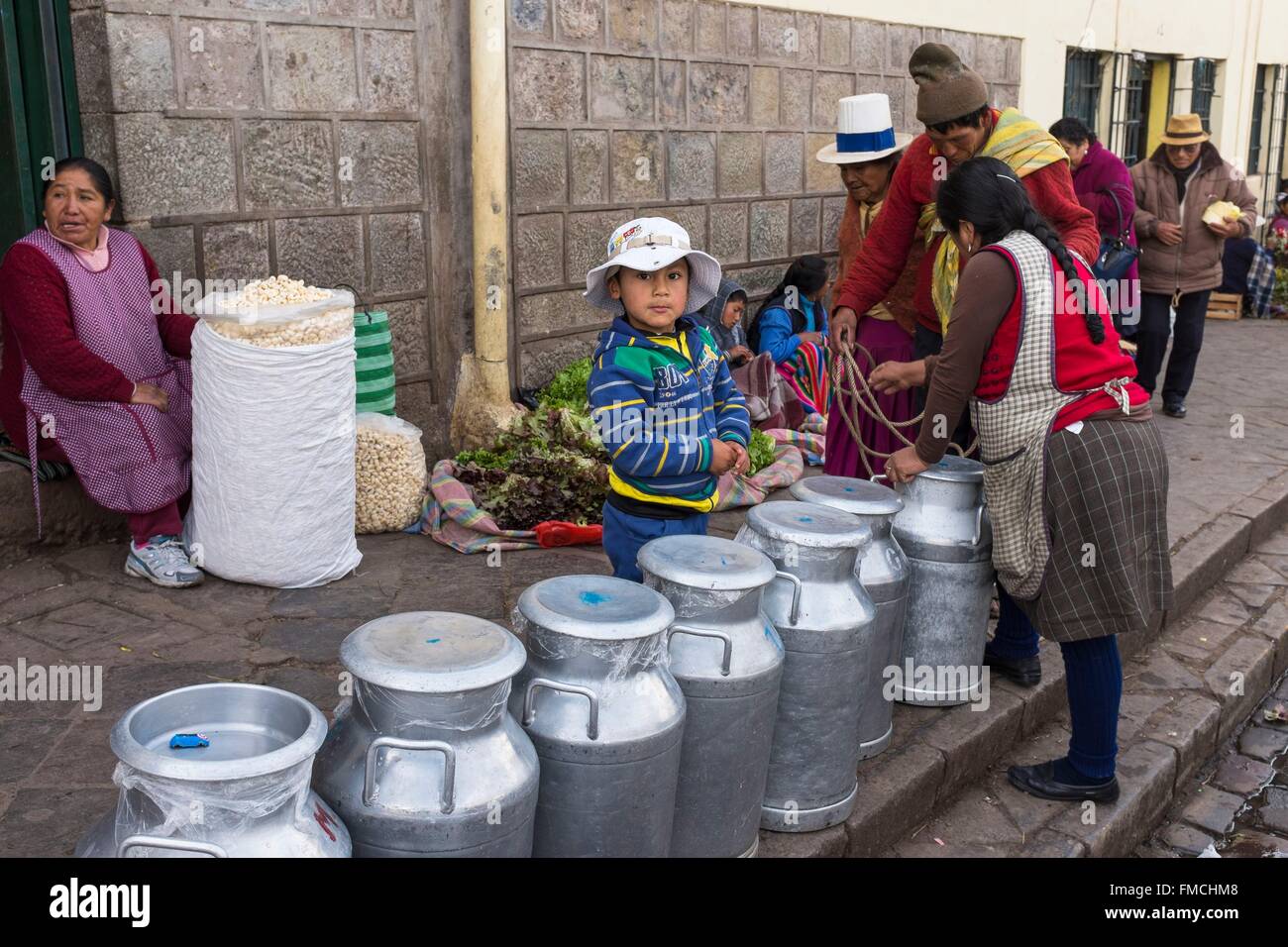 Pérou, Cusco, Cusco, province inscrite au Patrimoine Mondial de l'UNESCO, de la rue du marché à proximité de San Pedro, vente de lait au marché Banque D'Images