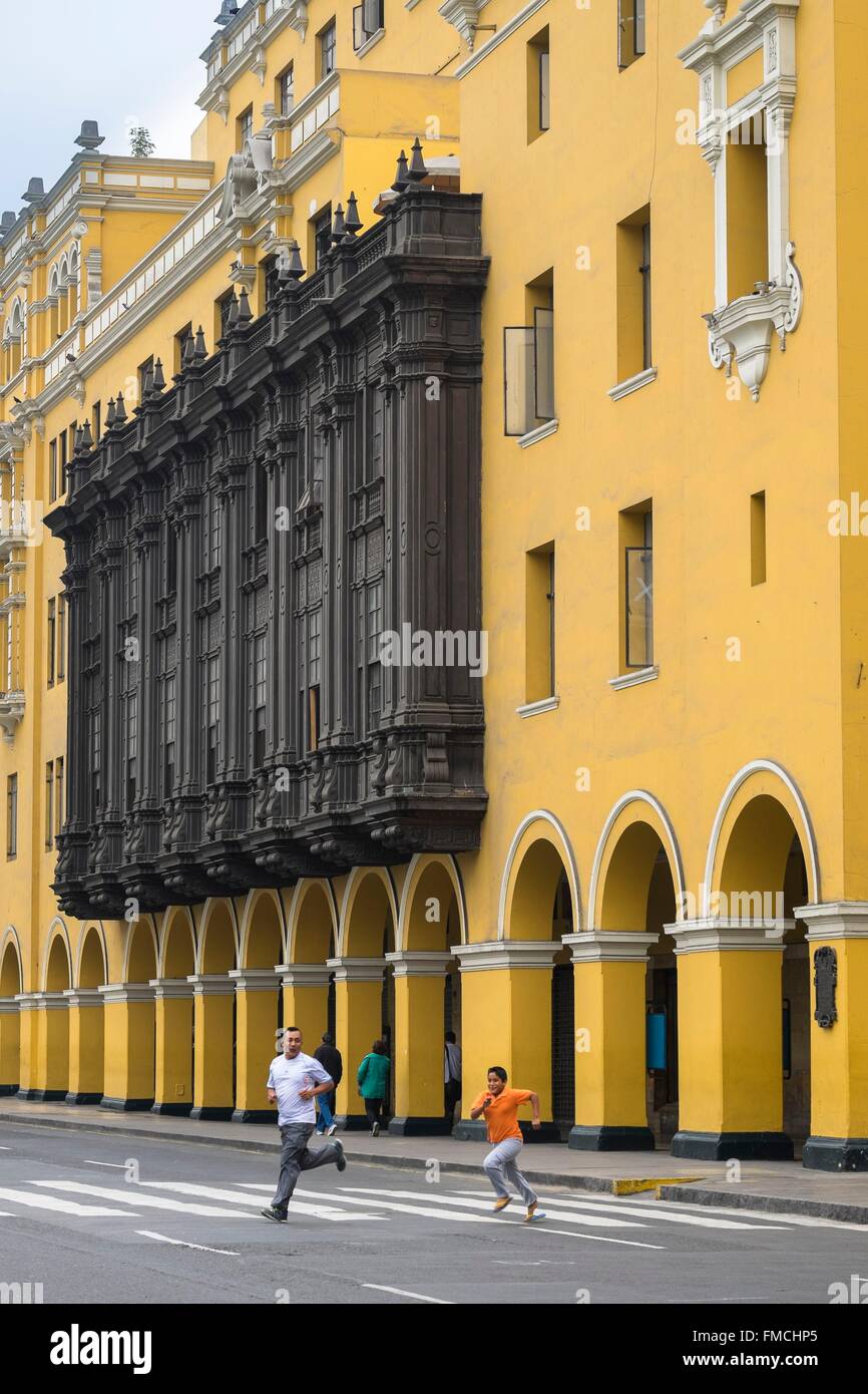 Pérou, Lima, le centre historique (inscrite au Patrimoine Mondial de l'UNESCO), Plaza de Armas et la Plaza Mayor bordée d'arcades Banque D'Images