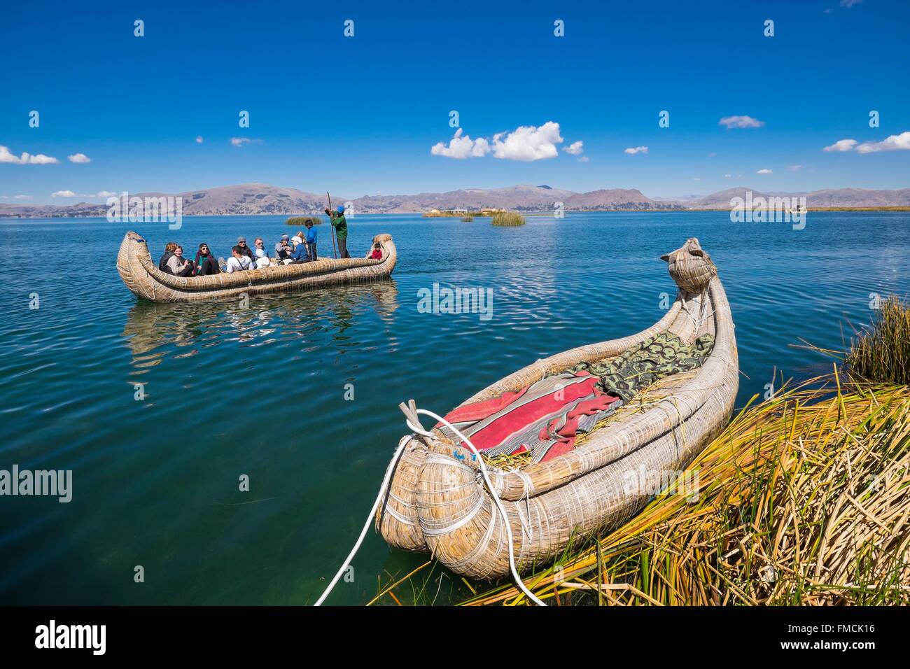 Pérou, Province de Puno, lac Titicaca, descendants des indiens Uros vivent sur les îles de Totora floatting, principalement du tourisme, Banque D'Images
