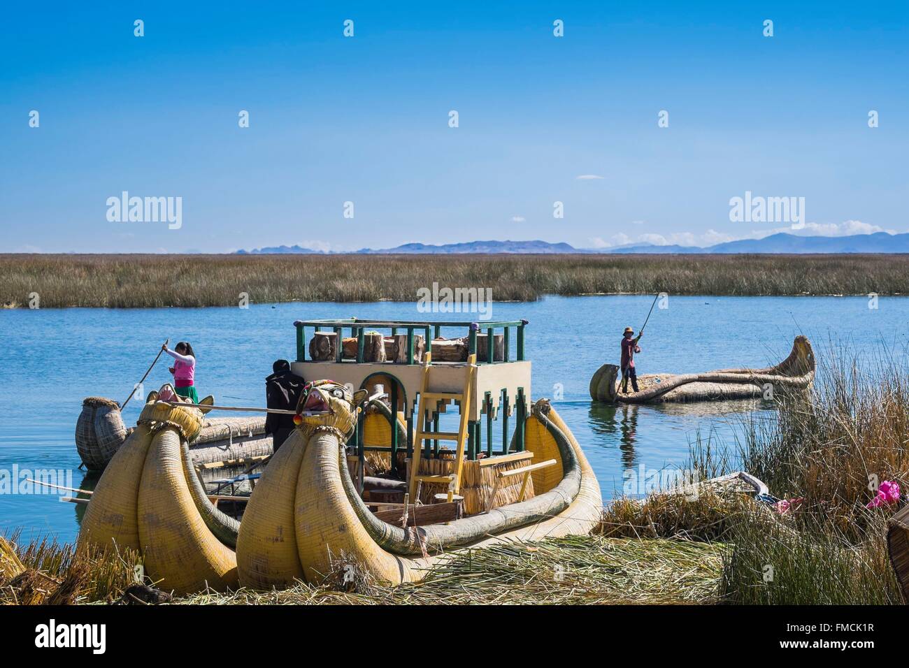 Pérou, Province de Puno, lac Titicaca, descendants des indiens Uros vivent sur les îles de Totora floatting, principalement du tourisme, Banque D'Images