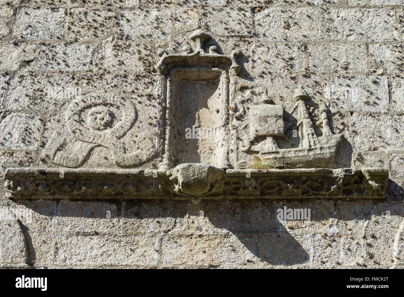 France, Manche, mer d'Iroise, Roscoff, caravel sur le mur de Notre Dame de Croas Batz church Banque D'Images