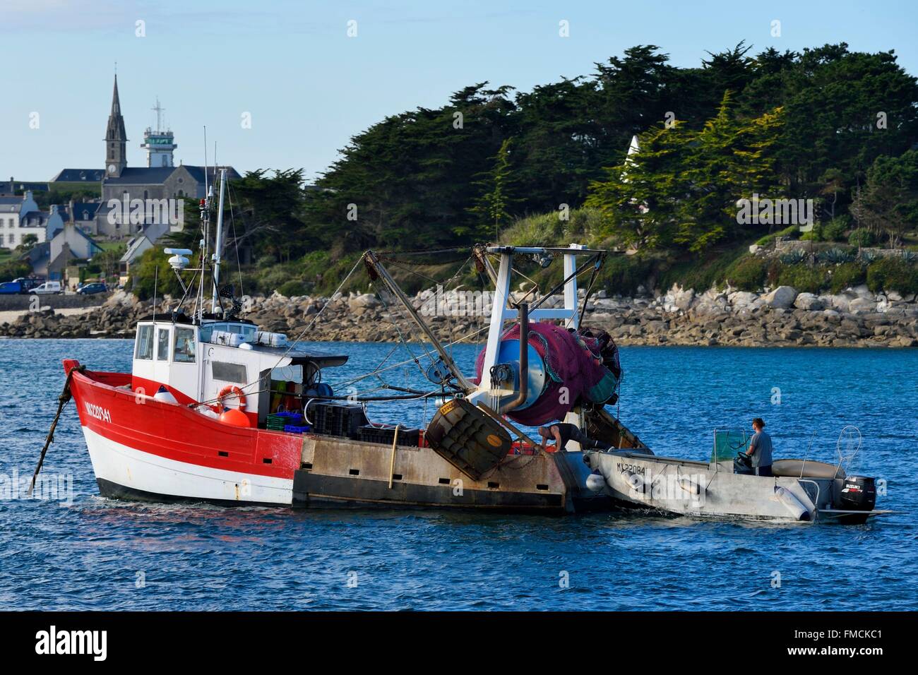 La France, Finistère, Ile de Batz, bateau de pêche dans la région de Porz Kernok et Notre Dame du Bon Secours church Banque D'Images