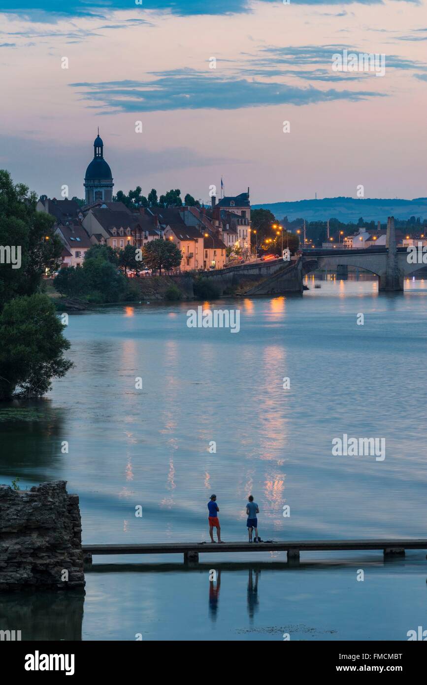 France, Saône et Loire, Chalon sur Saone, Saint Laurent-du-Prince-Édouard et le dôme de l'hôpital Banque D'Images