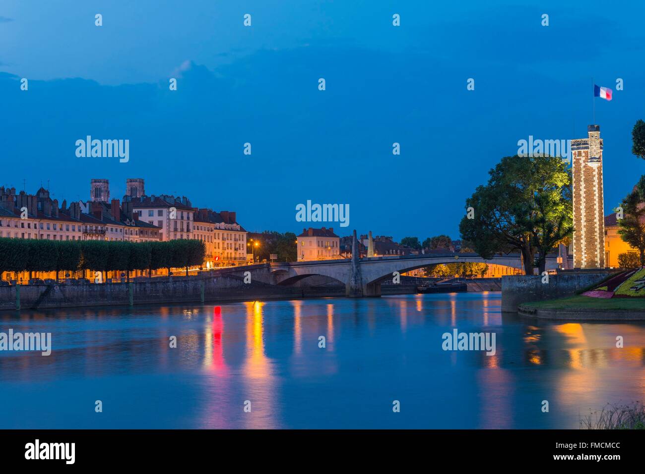France, Saône et Loire, Chalon sur Saone, quai Gambetta et mtb-Scott, tour hexagonale, xve siècle, sur l'île Saint Laurent Banque D'Images