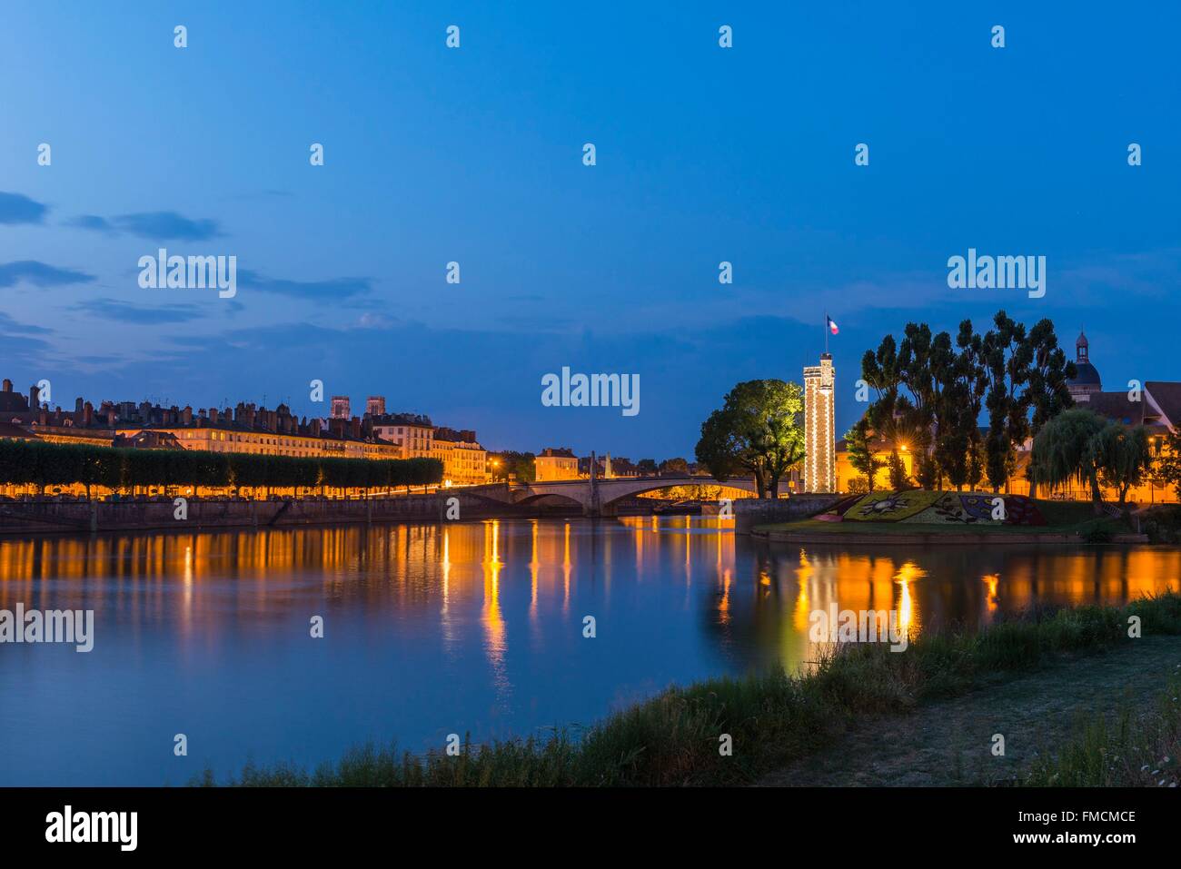 France, Saône et Loire, Chalon sur Saone, quai Gambetta et mtb-Scott, tour hexagonale, xve siècle, sur l'île Saint Laurent Banque D'Images