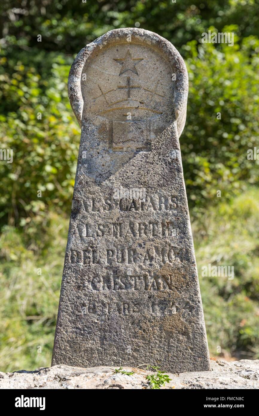 La France, l'Ariège, Montségur, le château, cette stèle est érigée en 1960 en mémoire de l'holocauste martyrs Cathares près du château Banque D'Images