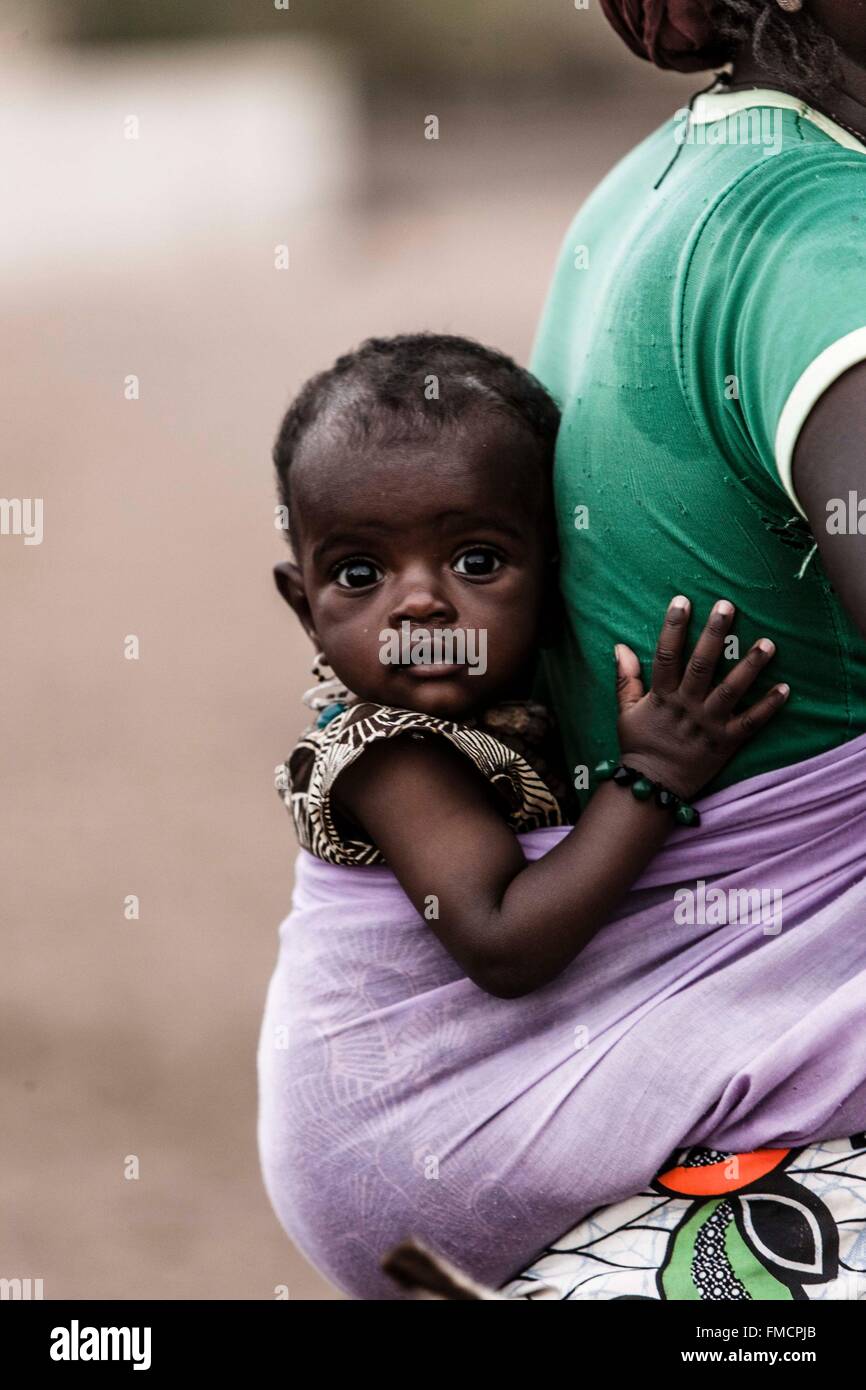 Senegal Sahel Region De Ferlo Widou Thiengoly Bebe Dans Le Dos De Sa Mere Photo Stock Alamy Senegal Sahel Region De Ferlo Widou Thiengoly Bebe Dans Le Dos De Sa Mere Photo Stock Alamy