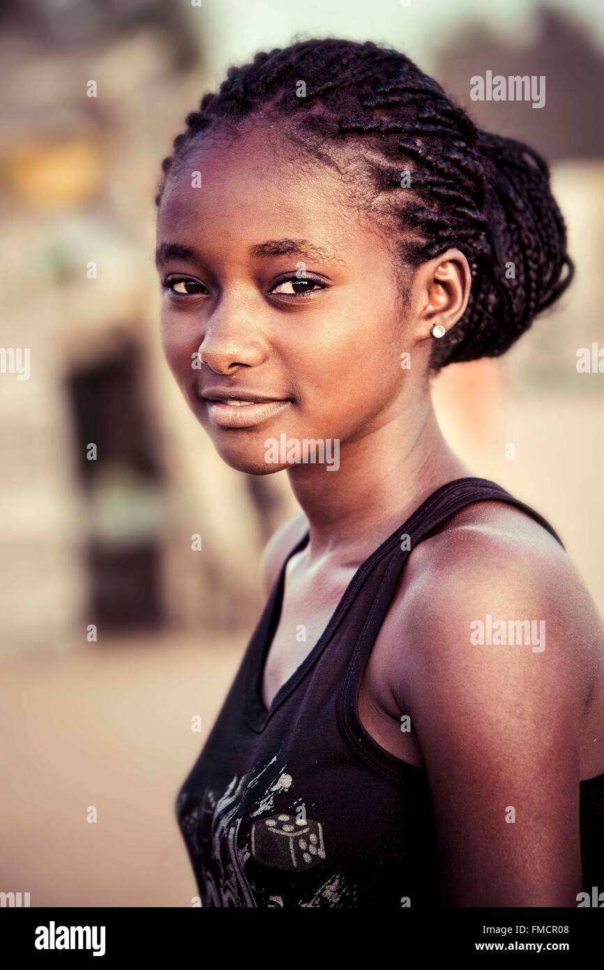 Sénégal, Sahel, région de Ferlo, Widou Thiengoly, Smiling girl Banque D'Images