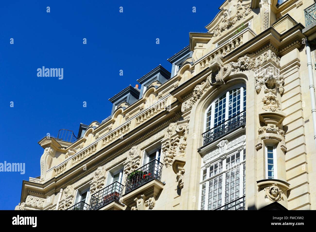 France, Paris, rue d'Abbeville, bâtiment de style Art Nouveau Banque D'Images