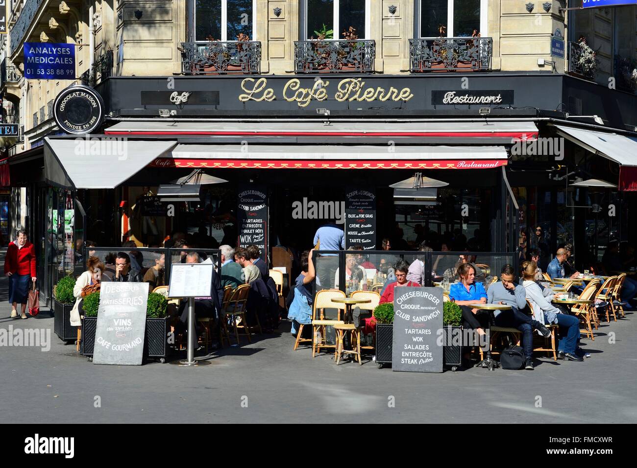 France, Paris, Place de la République, un café terrasse Saint Pierre Banque D'Images