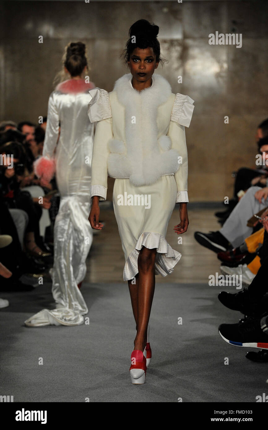 Lisbonne, Portugal. 11 mars, 2016. A model mettant en valeur l'une des dernières créations de David Ferreira à la Fashion Week de Lisbonne Automne Hiver 2016/17. Credit : Miguel Quesada / Alamy Live News. Banque D'Images