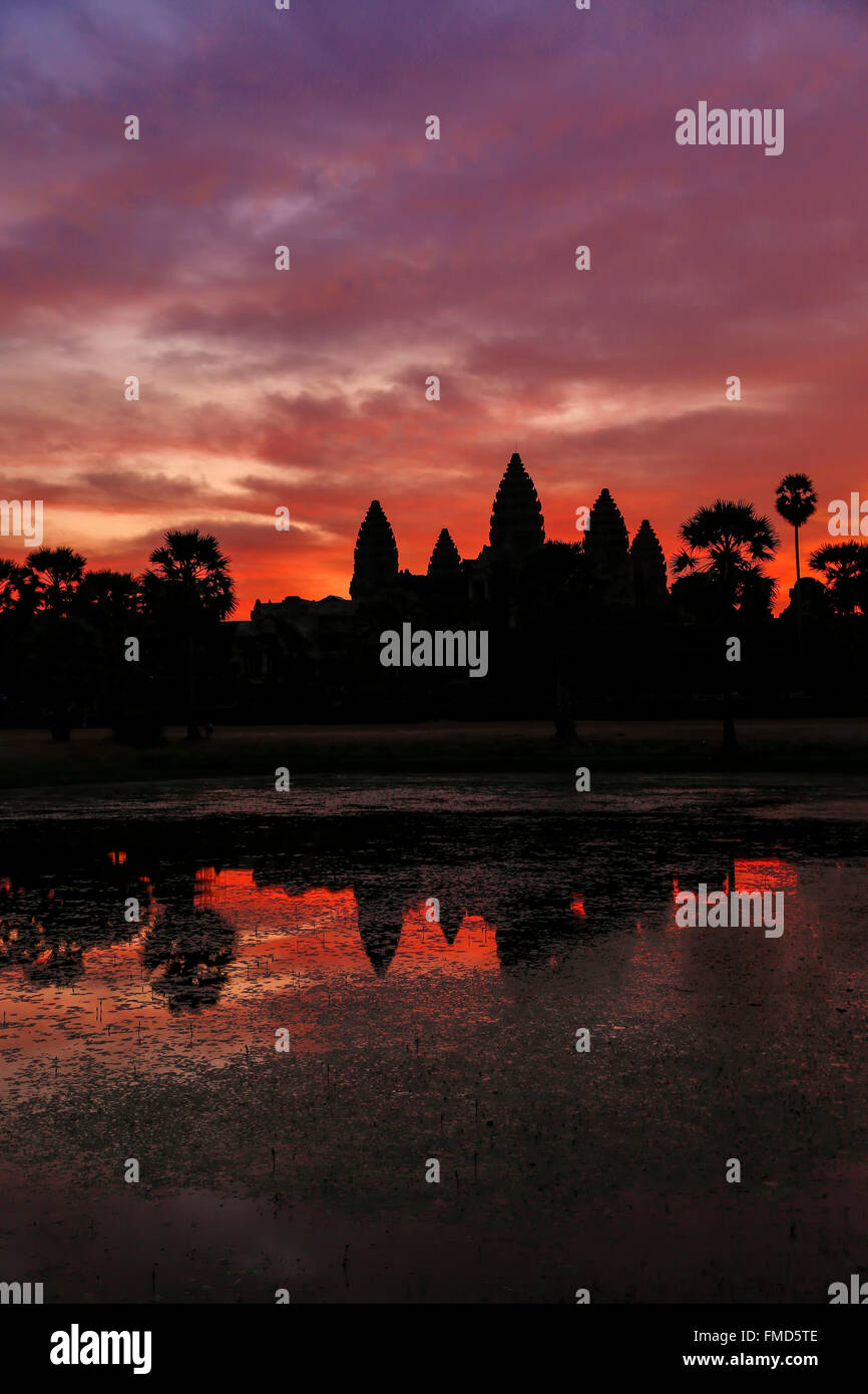 Galerie ouest silhouetté contre le ciel du matin, Angkor Wat, Parc archéologique d'Angkor, Siem Reap, Cambodge Banque D'Images