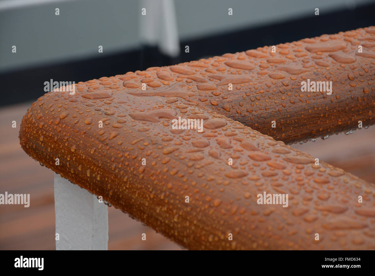 Gouttes de pluie sur une main courante en bois Banque D'Images