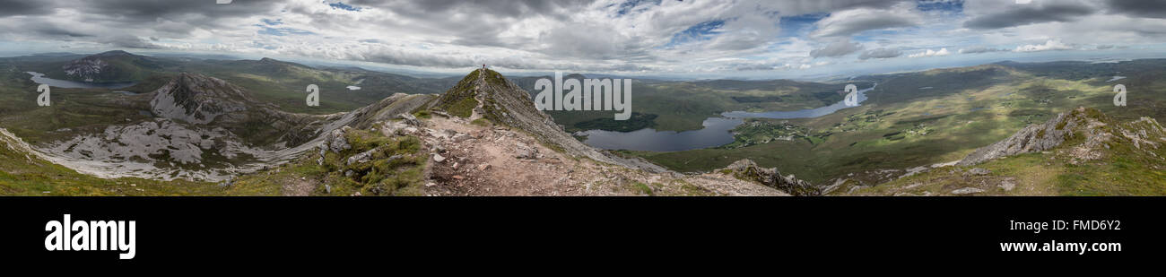 Panorama 360° tourné à partir de la plus basse des deux pics, montrant un randonneur sur le sommet. Errigal est un 751 mètres de montagne près de Gweedore Banque D'Images
