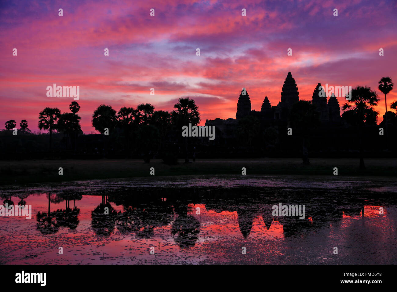 Galerie ouest silhouetté contre le ciel du matin, Angkor Wat, Parc archéologique d'Angkor, Siem Reap, Cambodge Banque D'Images