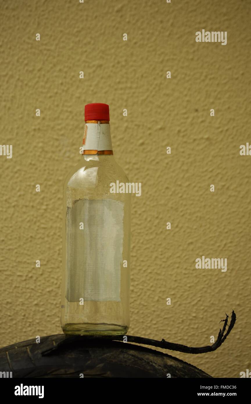 Bouteille de l'alcool sur un pneu Photo Stock - Alamy